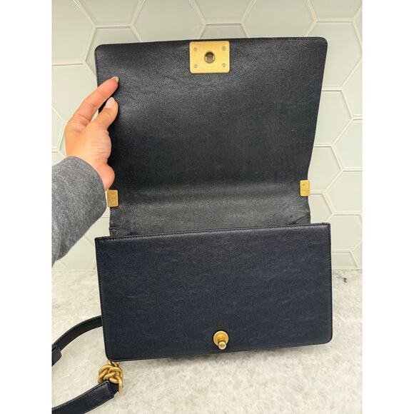 AUTHENTIC Chanel Boy Bag.- Navy Quilted Large - Picture 5 of 13